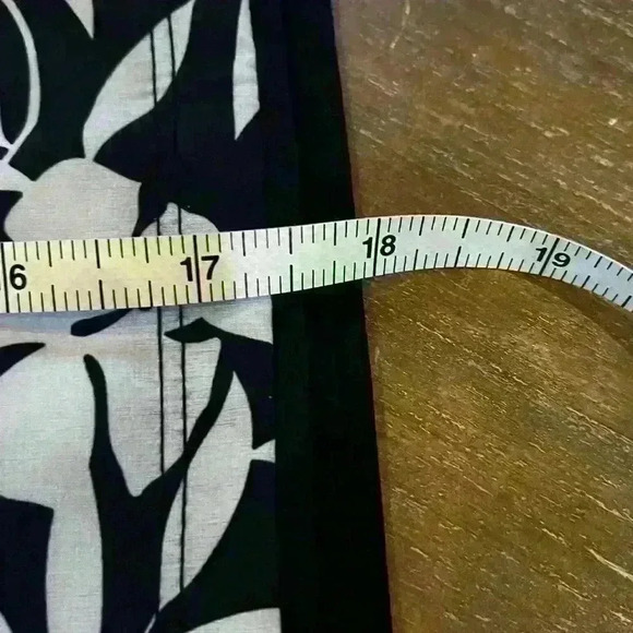 Lands End Size 2 Swim Skort Pretty Floral Design Summer Pool Beach Active Black - Picture 8 of 8